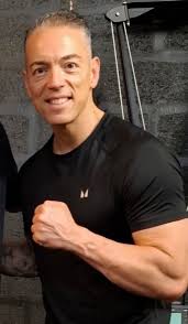 Vous ne le savez peut être pas mais il y a maintenant 13 ans et quelques  mois, l'association Zumfitpassion voyait le jour🤩 Et le fondateur de cette  association; c'est cet homme ;