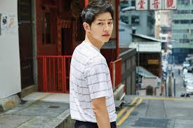 هل وجه جونقوو في الفيديو حقيقي ؟ أعتقد بأنه افتراضي المصدر : Song Joong Ki Jadi Model Video Musik Lagu Baru Heize Okezone Celebrity