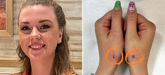 Nama tatu huruf nama reka bentuk dalam reka bentuk ini huruf l yang dibuat dalam ukiran diraja dikelilingi oleh dua mawar dan dibentuk menjadi gelang tatu. Untuk Bedakan Kanan Atau Kiri Mahasiswi Di Australia Ini Tato Tangannya Kabar6 Com