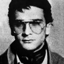 Matteo messina denaro è molto di più, quasi una figura mistica dalla ferocia inaudita, un uomo che le donne venerano e per il quale sarebbero disposte a di lui, fisicamente, sappiamo poco, a parte la famosissima foto che qualcuno ha pensato anche di stampare sulle magliette o sui muri in stile pop art. Mafia Nach Diesem Mann Sucht Ganz Italien Stern De