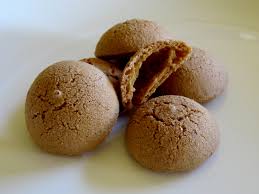 Le mandorle tagliate a pezzetti e gli amaretti di saronno sbriciolati sono invece gli ingredienti principali del dolce, inseriti strato dopo strato nel tiramisù conferiscono consistenza e croccantezza. Amaretto Biscotto Wikipedia