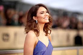 Mandy moore is a singer and actress known for her '90s pop albums, films such as 'a walk to after breaking into the recording industry with voiceovers and commercials, mandy moore signed with sony in 1999. Ybmnttd8wyaz9m