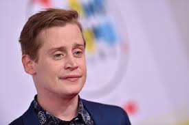 Singur acasă (titlu original home alone) este un film de comedie de crăciun din 1990. Se Vede CÄƒ Nu Mai E Singur AcasÄƒ Macaulay Culkin AratÄƒ Din Nou Foarte Bine Divertisment Vedete Pagina 1 Eva Ro