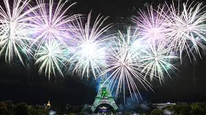 Toutefois, le traditionnel feu d'artifice a malgré tout été tiré depuis la tour eiffel. Video Revivez Les Plus Belles Images Du Feu D Artifice Du 14 Juillet A La Tour Eiffel