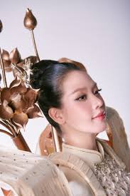 Hoa hậu Thanh Thủy diện “Lụa nàng sen”