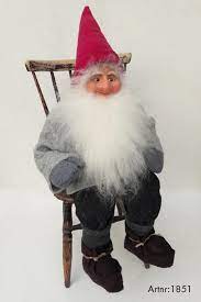 Kaféer och butiker har specialerbjudanden och dessutom bjuds det på gatumusik och loppmarknader. Tomte Sittand Gra Med Rod Luva Tomtar Troll