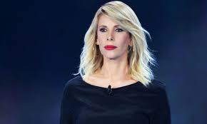 Alessia marcuzzi e striscia la notizia: Alessia Marcuzzi Su Instagram La Foto Super Sexy Lancia La Diretta De L Isola Dei Famosi Urbanpost