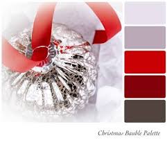 Un Cristal Antiguo Decoracion Del Arbol De Navidad En Una Cinta Roja Y Enclavado En Un Envoltorio De Papel De Seda En Una Paleta De Colores Con Muestras De C Decoracion