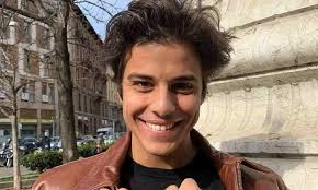 La leucemia acuta promielocitica si compone pertanto di una fase iniziale molto critica che corrisponde all'insorgere della malattia e alla sua immediata manifestazione nella forma più acuta,. Michele Merlo Giovane Talento Di Amici Stroncato Da Una Leucemia Fulminante