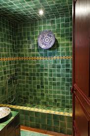 La Salle De Bain Style Hammam Poteries Marocaines Vasque Et Carreaux Faits Main A St Jea Salle De Bains Stylee Salle De Bain Marocaine Salle De Bains Moderne