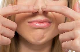 Untuk menghilangkan komedo dengan putih telur, kocok putih telur hingga mengembang selama kurang lebih 10 menit dan oleskan pada area yang berkomedo selama 15 menit. Jangan Memencet Komedo Dengan Tangan Bila Tidak Ingin Hal Ini Terjadi Pada Wajahmu