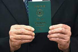 台湾新版晶片护照今天发行 新版本的封面把 taiwan 字样放大 增加台湾的辨识度 同时将 republic of china 环绕于中华民国国徽的外圈 in 2021 passport taiwan