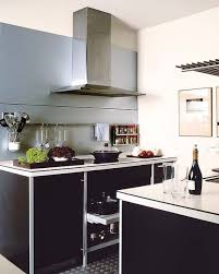 Tres materiales, numerosos colores atractivos, un confort convincente, la mejor calidad: Una Cocina En Blanco Negro Y Acero Con Barra