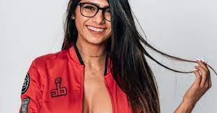 She even has her own song by the electronic duo timeflies. Mia Khalifa Ihre Unglaubliche Verwandlung Vom Mauerblumchen Zum Film Star