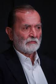 Carlos Salinas de Gortari creó en 1990 el Fobaproa (llamado IPAB en 1998)  para rescatar a las corporaciones en crisis, convirtiendo sus deudas en  deuda de todos los mexicanos. Los pagos anuales