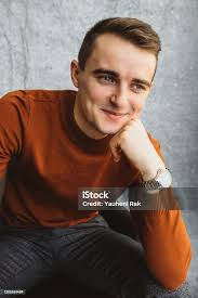 Potret Orang Kaya Yang Bahagia Potret Foto Pria Muda Yang Menarik Sukses  Dan Bahagia Pria Itu Lesung Pipi Tersenyum Foto Stok