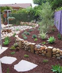 Marfa se gaseste pe stoc in depozite! Garduri Placate Cu Piatra De Rau In Gradina Backyard Landscaping Backyard Backyard Garden