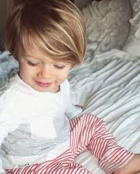 Photo coupe mi long lisse longueur droite avec cheveux châtain marron assortis aux yeux et rouge a levres. 1001 Idees Mignonnes De Coupe Et Coiffure Pour Petit Garcon Coupe Cheveux Bebe Coupe Cheveux Bebe Garcon Coupe Cheveux Mi Long Petit Garcon