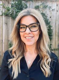 Carrie Hutchinson's Instagram, Twitter & Facebook