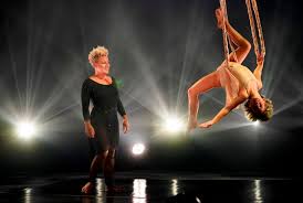 Februar 2021 hat sängerin p!nk ihre erste gemeinsame single cover me in sunshine mit tochter willow sage hart veröffentlicht. Video Drake Pink The Weeknd Win Big At Billboard Music Awards Chilliwack Progress