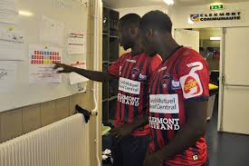 En signant sa 21ème victoire de la saison pour son dernier match à domicile, grâce. Domino S Ligue 2 12 Equipementiers Differents Pour Les 20 Clubs 2017 2018 Sportbuzzbusiness Fr