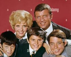 Brady Bunch 1969 TV series cast Robert Reed Florence Henderson Ann B. Davis Barry Williams Maureen McCormick Christopher Knight Eve Plumb Mike Lookinland Susan Olsen 1970s ABC television stills split screen opening house interior, AI generated