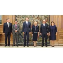 El moşteneşte o monarhie contestată, potrivit sondajelor, de unul din doi pe parcursul întregii zile, felipe, ieşit după mulţi ani de sub umbra tatălui său, îl va eclipsa pe juan carlos, care va fi marele absent al ceremoniei şi recepţiei. Primirea Prim Ministrului Viorica DÄƒncilÄƒ De CÄƒtre Majestatea Sa Felipe Al Vi Lea Regele Spaniei