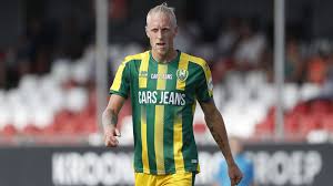 De beplating van het stadion is losgerukt, de grote delen van de beplating waaien over straat wat voor een gevaarlijke situatie zorgt. Ado Den Haag Where Is Gallery Transfermarkt