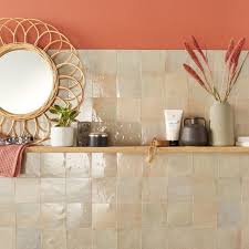 Des Petits Carreaux Beige Nacre Pour Un Effet Lumineux Leroy Merlin Zellige Decoration Interieure Cuisine Meuble Cuisine