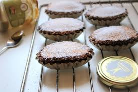 Depending on the region, they are traditionally filled with either ricotta cheese or egg custard. Pasticciotto Al Pistacchio Delizie Confidenze