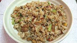 Masukkan nasi, dan tambahkan bumbu seperti kecap asin, dan merica bubuk. Nasi Goreng Telur Kicap Chef Home
