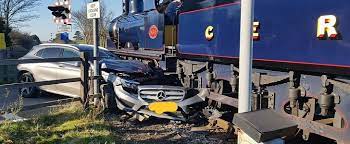 Luxus, sportlichkeit & leistung vereint. Mercedes Benz Gla Meets 108 Year Old Steam Train At Level Crossing Train Wins Autoevolution