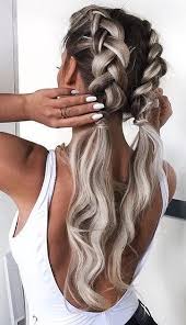 Coiffure cheveux longs avec tresse sur le côté. Epingle Sur Cheveux
