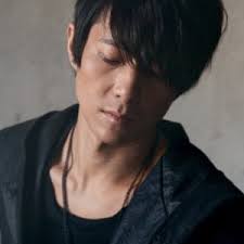 愛 原來無路可退 停留在重災區 著了燈 仍呆坐這裡 這關係像架車困擾擠塞的市區 無言同路的一對 看著殘酷的世界 還能做做愛侶 還是要忍下去. å¡žè»Š æ­Œè©ž è¬éœ†é‹' Nicholas Tse Kkbox