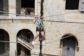 Bewaldeter badeort, ronce bietet segelclubs, kinderclubs, radwege im wald bis royan und la palmyre…. Hochseilakt Fur Queensberry Leo Bei Fort Boyard Mit Bild Presseportal