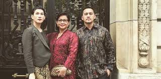 Oscar jakarta, esmod moda okullarında moda eğitimi almıştı. Reggy Lawalata Dan Ketabuan Seputar Perceraian