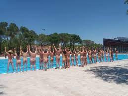 Un baño al desnudo en la piscina de Aluche: vuelve el Día sin bañador