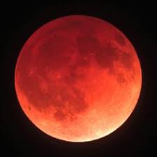 Un pueblo desierto iluminado por el resplandor de la luna llena de color rojizo. 23 Ideas De Luna De Sangre Luna De Sangre Luna Eclipse De Luna