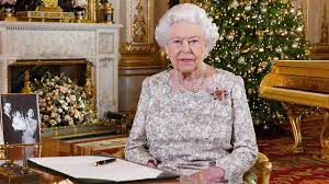 Hun elsker at gennemføre forskellige programarrangementer, såsom at besøge velgørenhedsorganisationer, og føre nationen blandt festlige begivenheder blandt andre. Dronning Elizabeth Ii En Ting Ved Dette Bildet Far Britene Til A Se Rodt