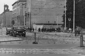 Insgesamt war sie 155 km land und verlief mitten durch die stadt. Mauerbau 13 August 1961 Chronik Der Mauer