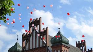 Die hochzeitsballons mit flugkarte während der hochzeit steigen zu lassen ist ein super hochzeitsspiel. Wie Ihr Ballons Zur Trauung Fliegen Lassen Konnt Festlich Ohne Pastor