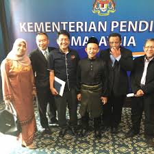 .baik pelaksanaan kemudahan cuti tanpa rekod tersebut dengan memperluas kemudahan ini kepada urusan kematian ibu dan bapa mentua, ibu dan bagi maksud pekeliling, masa selepas waktu pejabat juga terpakai bagi hari rehat mingguan, hari kelepasan mingguan dan hari kelepasan am. Kemudahan Cuti Tanpa Rekod Bagi Urusan Kematian Ahli Keluarga Terdekat