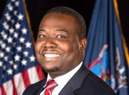 Director appointed to spearhead cannabis initiative Se nombra a directora  para encabezar la iniciativa sobre el cannabis