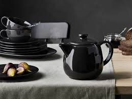 Ainsi, nous vous proposons des éléments de nappage de table jetables. Passez A L Assiette Noire Sur La Table Joli Place