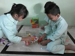 Selama penulisan berlangsung cikal bakal dari buku ini telah didiskusikan dan dipraktikkan oleh mahasiswa pg paud unj yang mengambil matakuliah yang diampu oleh penulis, khususnya mahasiswa angkatan tahun 2009, 2010 dan 2011. Kegiatan Sentra Makro Tema Rumahku