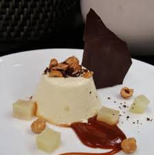 Bland sammen fløte, sukker, rømme og mascarpone i en metallbolle og rør til du får en slett røre. Mascarpone Pannacotta Salted Caramel Hazelnuts My Kitchen Stories