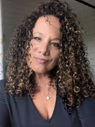 Shampoo for grey hair dye