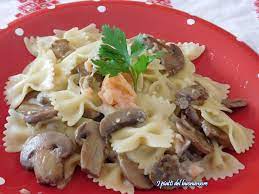 Come preparare le mini cheesecake al salmone, con una croccante base di taralli e un fresco e cremoso topping di formaggio spalmabile. Farfalle Funghi E Salmone I Piatti Del Buonumore