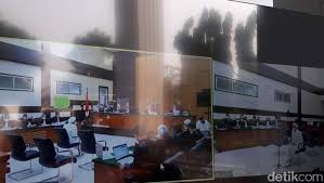 Habib rizieq yang dihadirkan secara virtual dari kantor bareskrim sempat memberikan keterangan tidak boleh terdakwa meninggalkan kursi ruang sidang tanpa izin majelis, kata khadwanto. Hakim Tunda Sidang Habib Rizieq Kamis 22 April Nggak Kuat Lagi Kita
