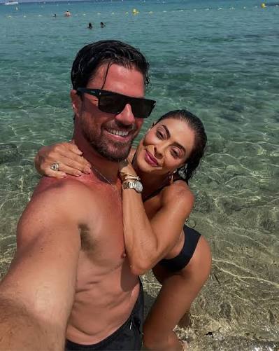 Viagem romântica! Juliana Paes, casada há 16 anos com o empresário Carlos Eduardo, compartilhou registros nas redes sociais da viagem que o casal fez para Saint-Tropez, na França. Eles aproveitaram os